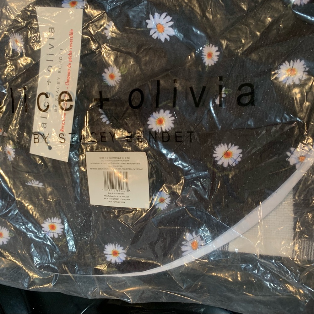 Alice and Olivia bucket hat